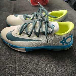 Nike KD 6 'PURE PLATINUM' Boys 6.5 sneakers lightly used like new
